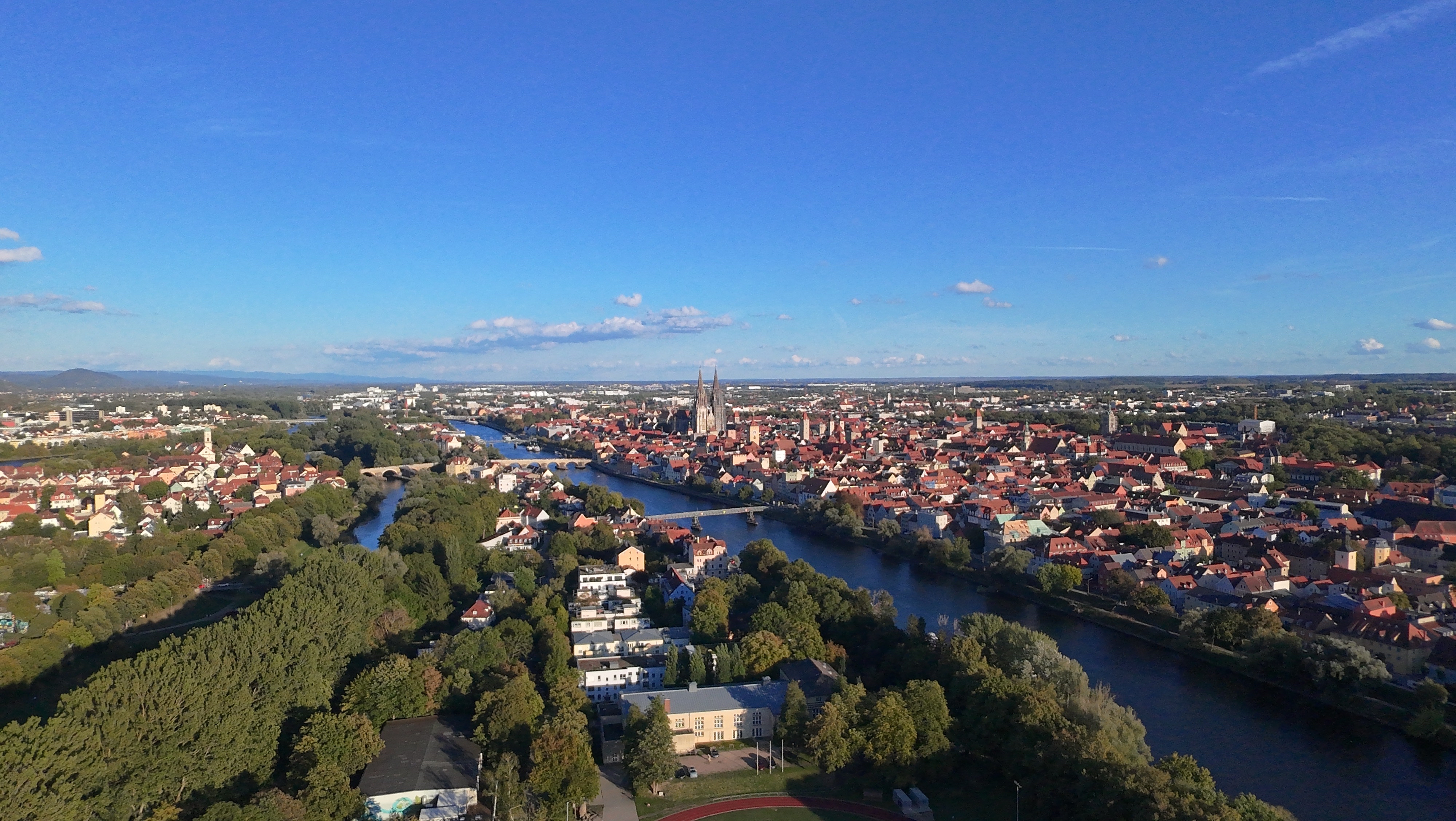 Die Steinerne Brücke und Regensburger Altstadt an der Donau